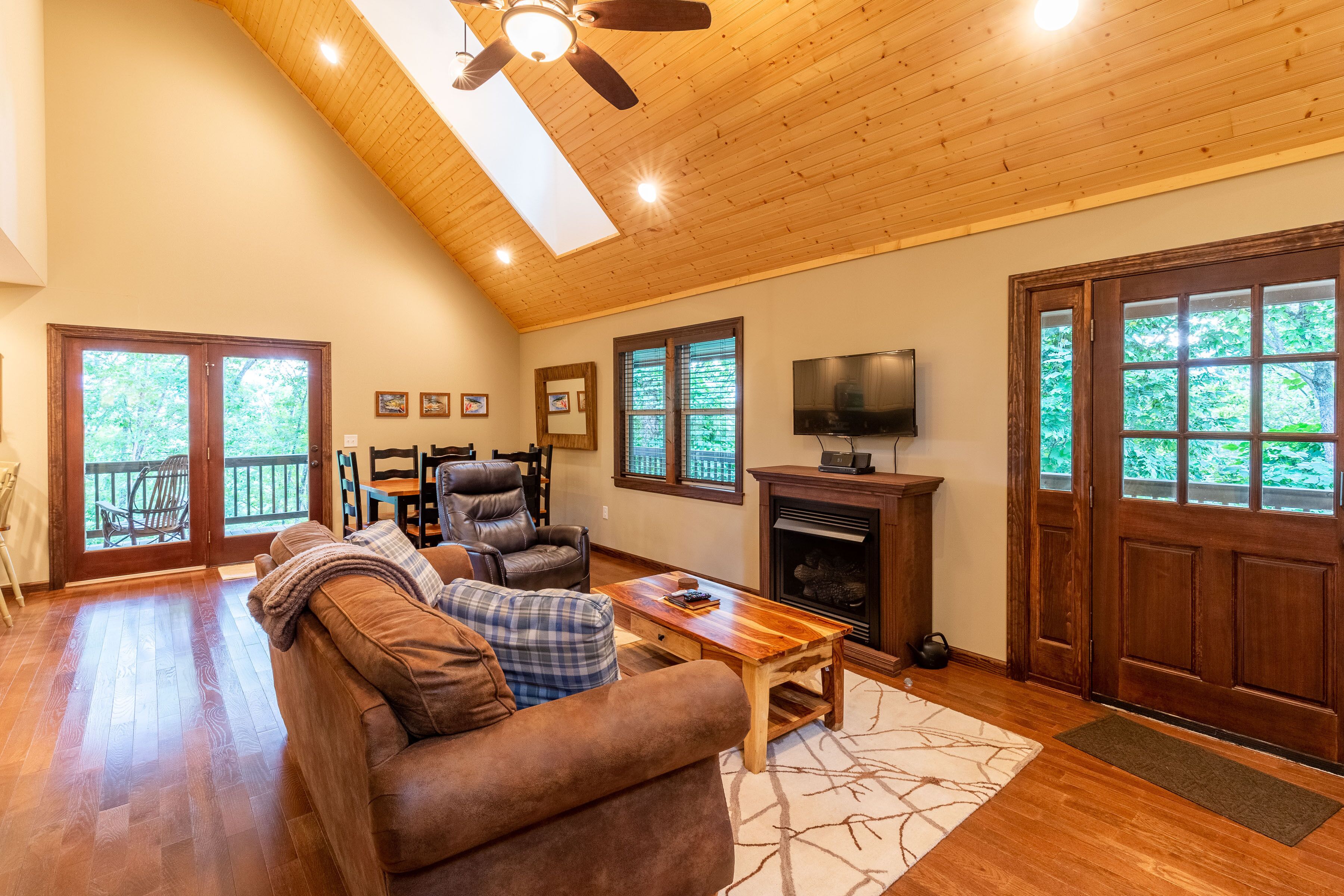 Rainbow Run- Luxury Home in River Community, Fire Pit, Great Fishing!