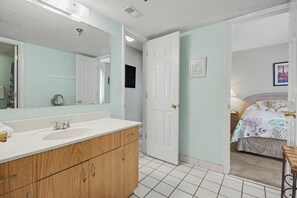 Ensemble baignoire-douche, baignoire à remous, serviettes fournies