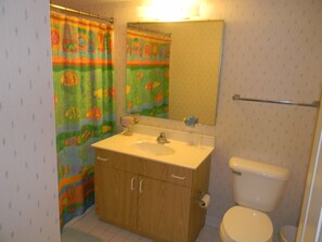 Bañera con ducha, bañera de hidromasaje, toallas