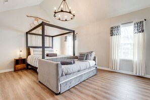 3 bedrooms, desk, iron/ironing board, travel crib - Family Friendly: Pirate Ship/Cargo Net/Cereal Bar (Thompson`s Station)