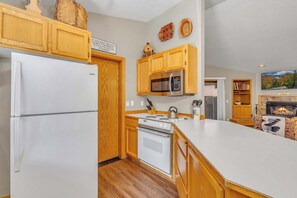 Køleskab, mikrobølgeovn, ovn, kogeplade