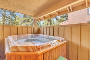 Outdoor spa tub - Comfort cozy cabin w/private hot tub, Pet friendly, AC, all new mattresses! (Sunriver)