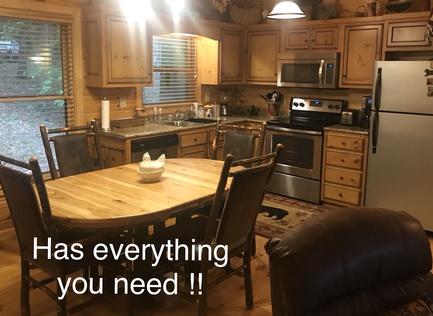 Budget friendly ! Dog friendly! 2 Q/bd/2 ba. Lodge decor! WIFI, cable. 
