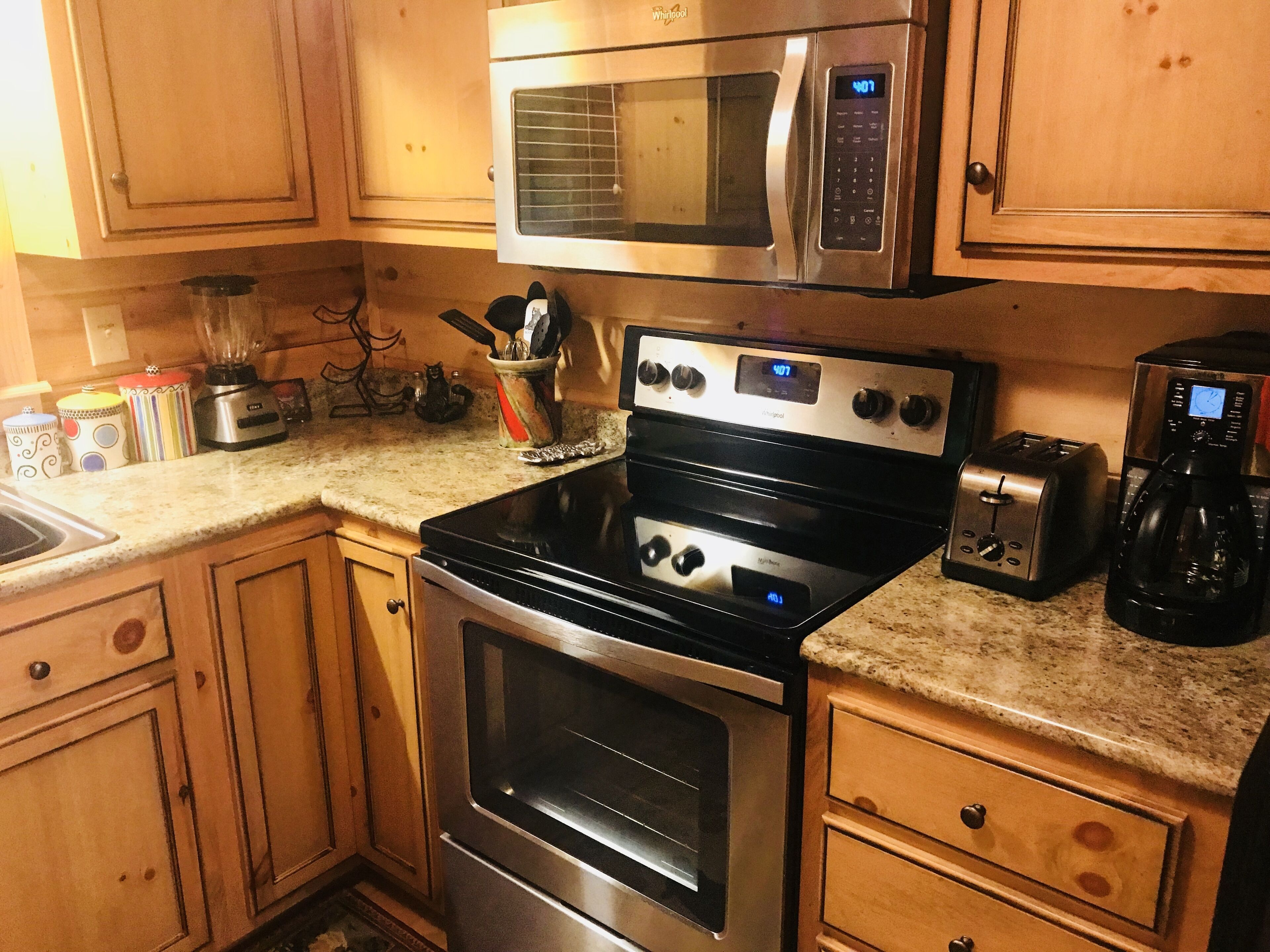 Budget friendly ! Dog friendly! 2 Q/bd/2 ba. Lodge decor! WIFI, cable. 