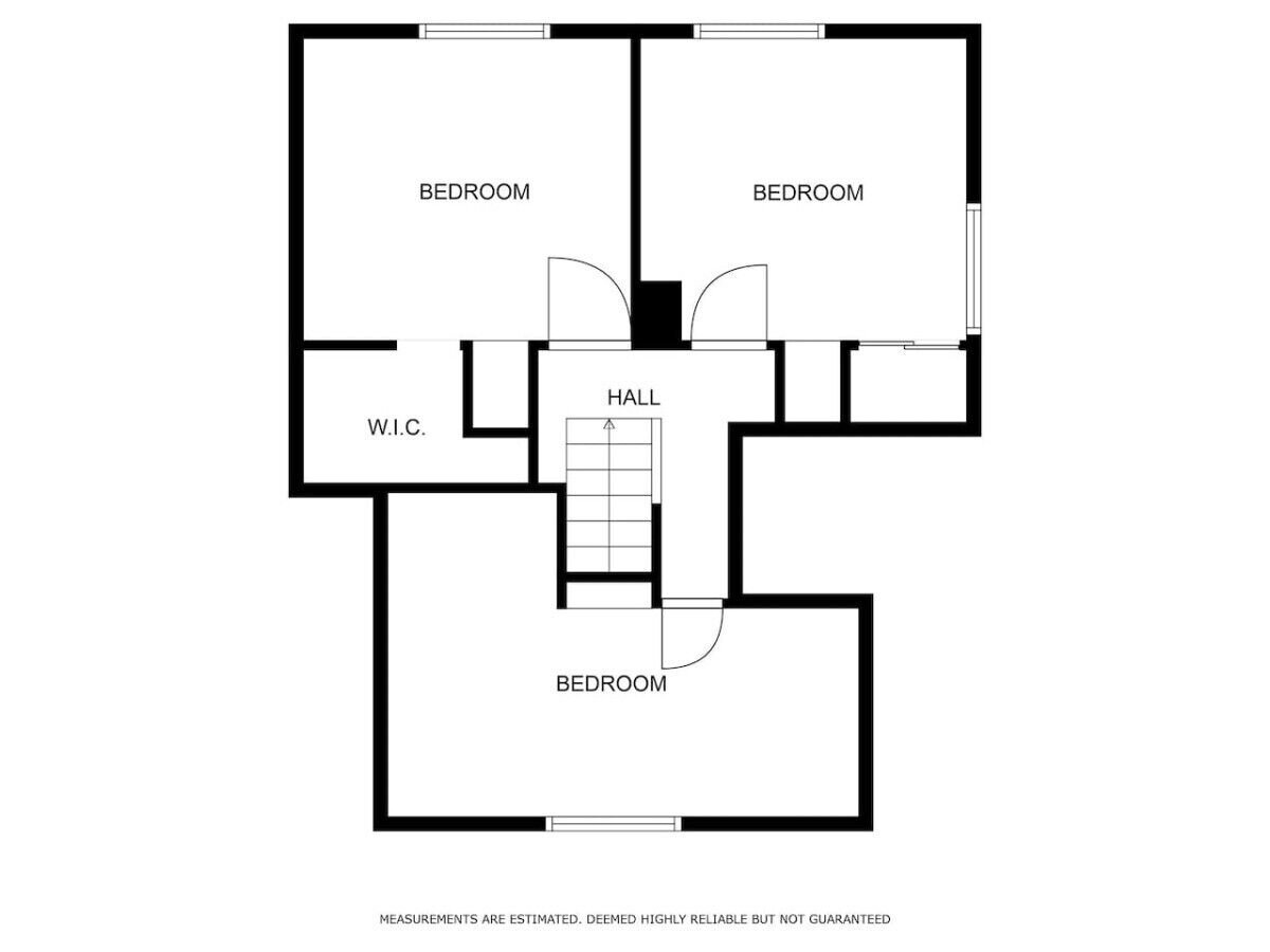 Plano de planta que muestra tres dormitorios, un aseo y un vestíbulo.