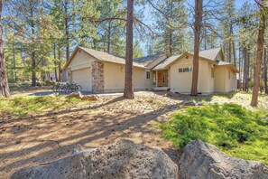 Exterior - Single Level, AC, Private Hot Tub, close to everyt (Sunriver)