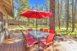 Outdoor dining - Single Level, AC, Private Hot Tub, close to everyt (Sunriver)