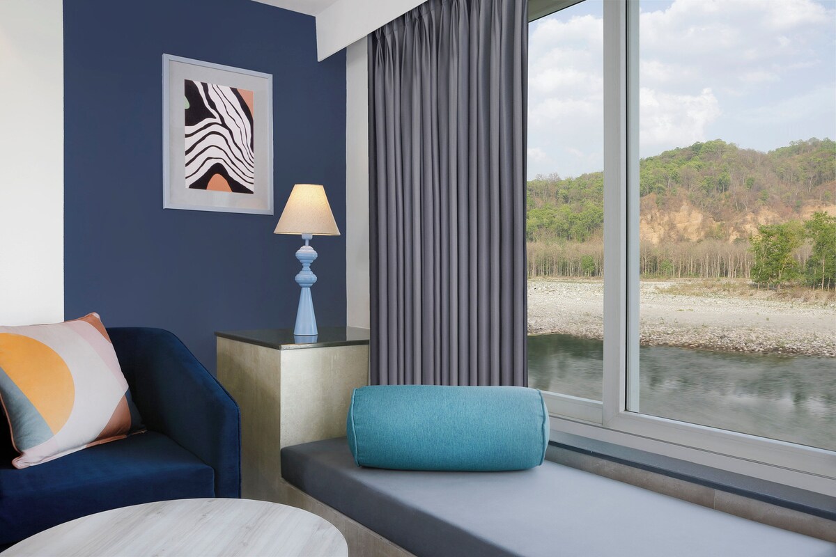 Premium Room, 1 King Bed, River View | Room amenity