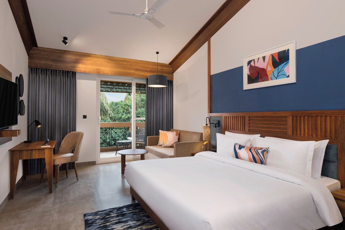 Standard Room, 1 King Bed, Balcony | Premium bedding, minibar, in-room safe, desk