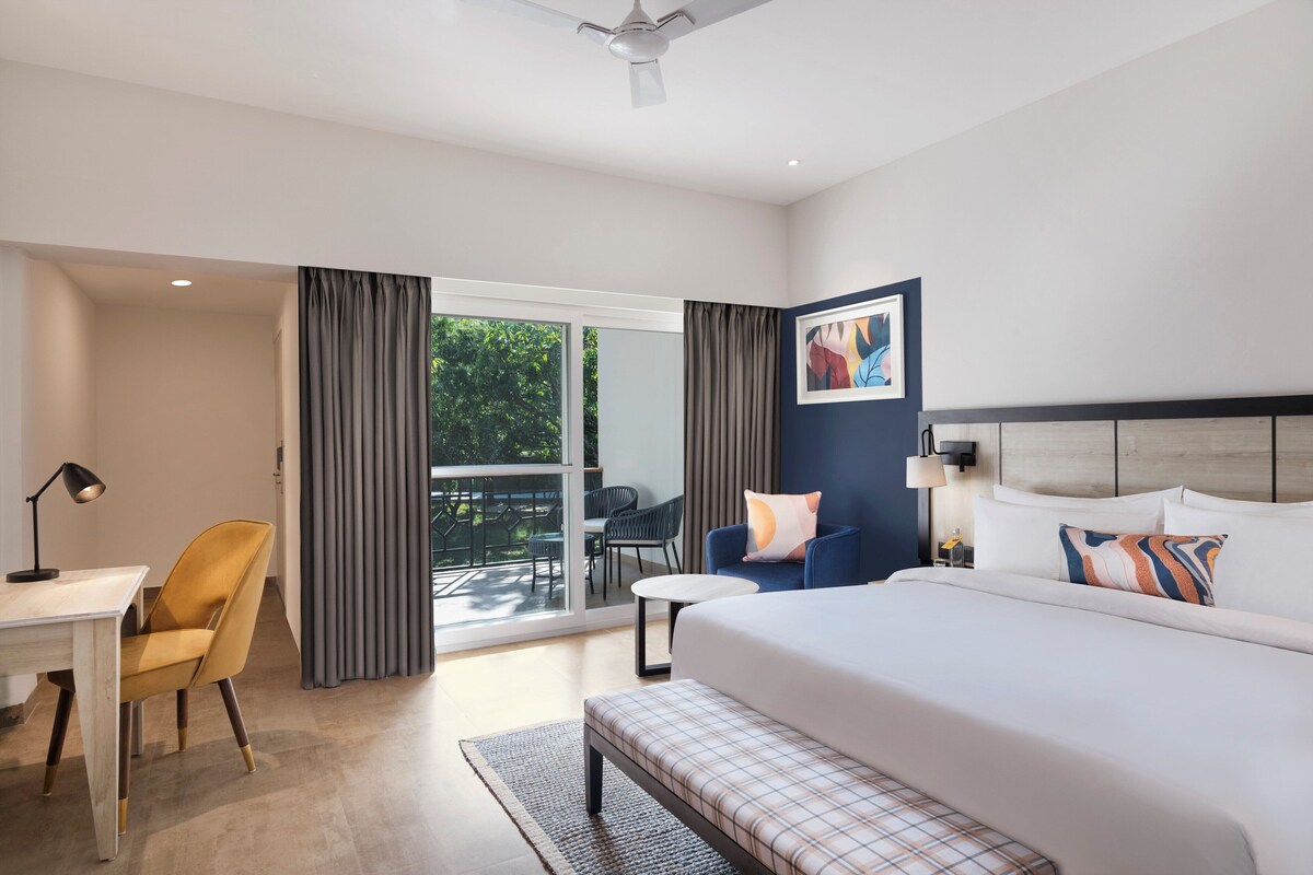 Grand Room, 1 King Bed, Courtyard View | Premium bedding, minibar, in-room safe, desk