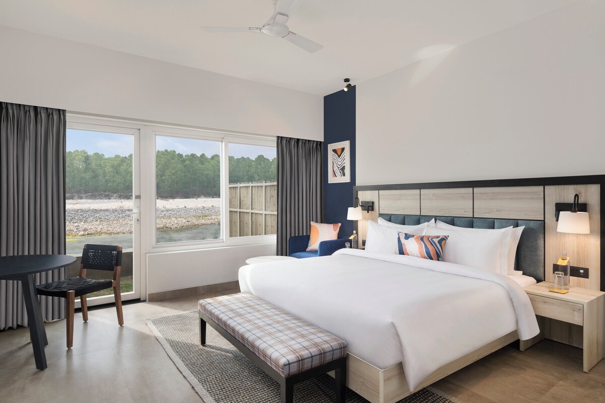Premium Room, 1 King Bed, River View | Premium bedding, minibar, in-room safe, desk