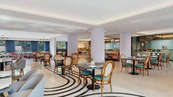 Se sirven desayunos, almuerzos y cenas; cocina local e internacional