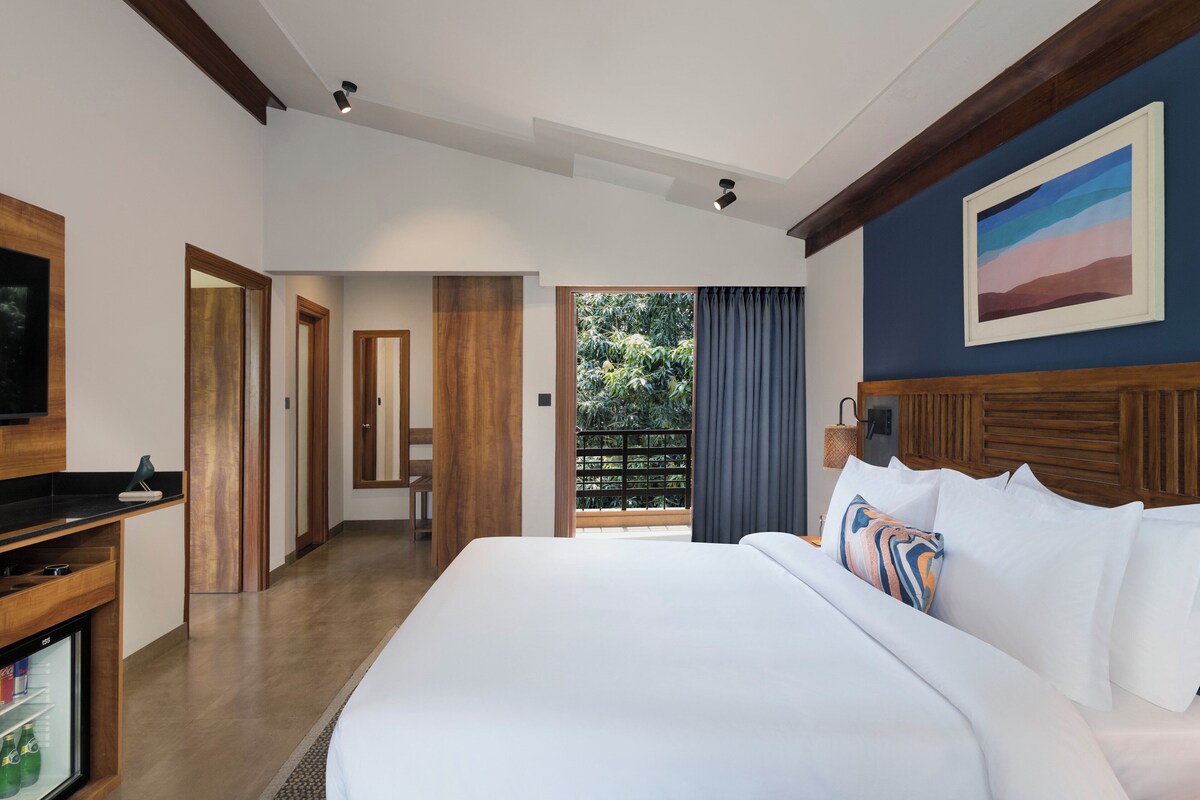 Suite, 1 Bedroom, Balcony | Premium bedding, minibar, in-room safe, desk