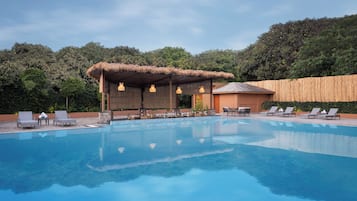 Alberca al aire libre, acceso de 07:00 a 20:00, y camastros