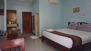 Una camera da letto con un letto, una scrivania in legno e un armadio.