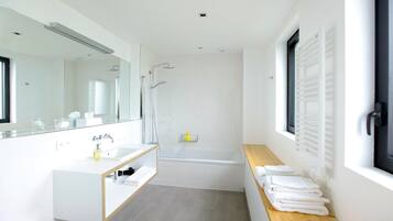 Gratis toiletartikelen, een haardroger, handdoeken