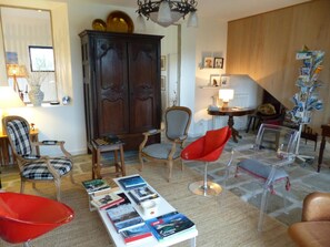 Una televisión de pantalla plana, una oficina