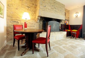 Una televisión de pantalla plana, una oficina