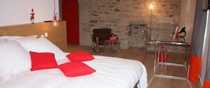 Family Room | Individually decorated, individually furnished, blackout curtains - Les chambres d'hotes de kerasquer (Lannilis)