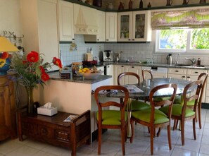 Se sirven cenas y cocina local