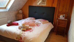 Habitación doble (Les hortensias) | Decoración personalizada y muebles diferentes