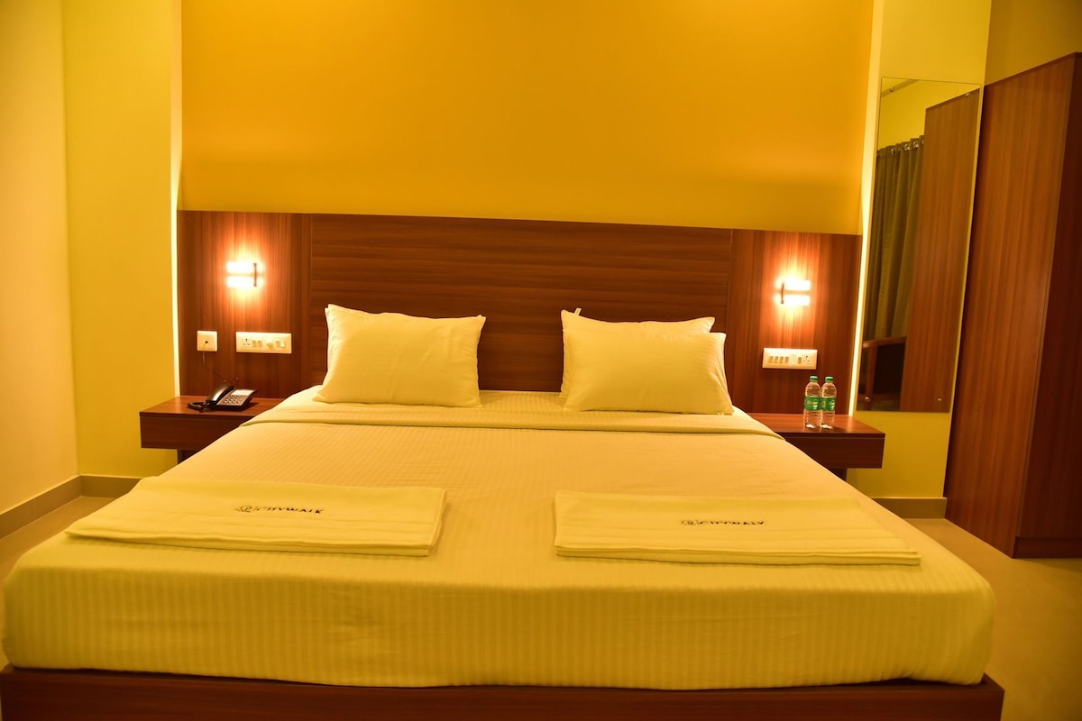 Premium bedding, blackout drapes, soundproofing
