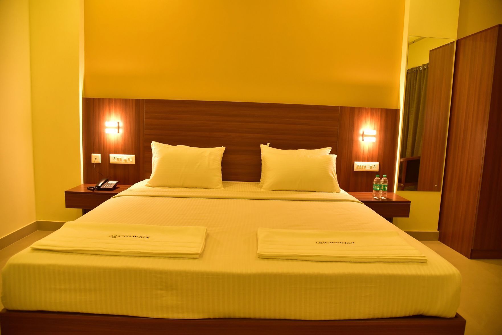 Roupas de cama premium, cortinas blackout, quartos à prova de som