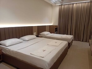 Premium bedding, blackout curtains, soundproofing, iron/ironing board - Hotel Citywalk Residency (Mangaluru)