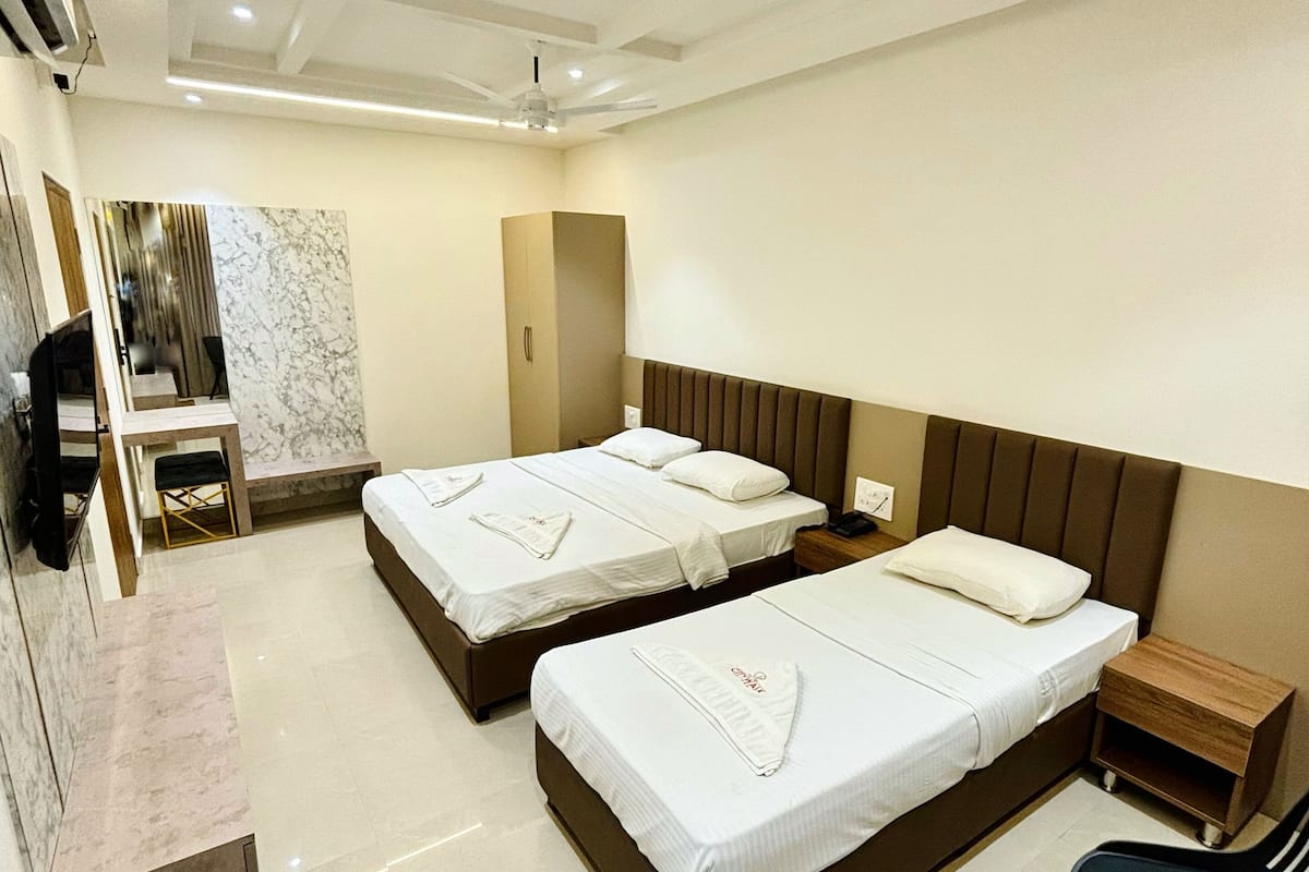 Premium-Dreibettzimmer | 1 Schlafzimmer, hochwertige Bettwaren, Verdunkelungsvorhänge