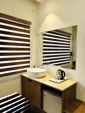 Premium bedding, blackout curtains, soundproofing, iron/ironing board - Hotel Citywalk Residency (Mangaluru)