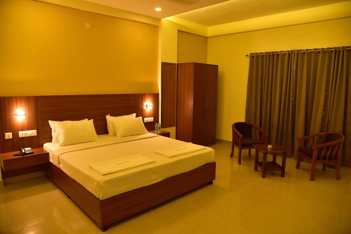 Premium bedding, blackout drapes, soundproofing