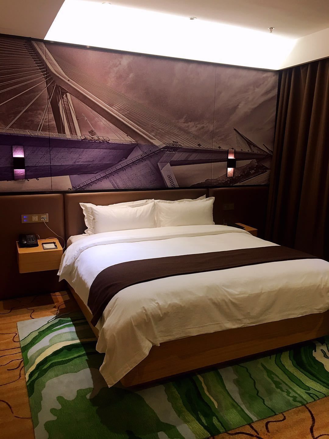 suite | desk, free wifi