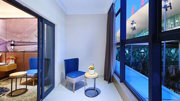 Family Room | Desk, free WiFi