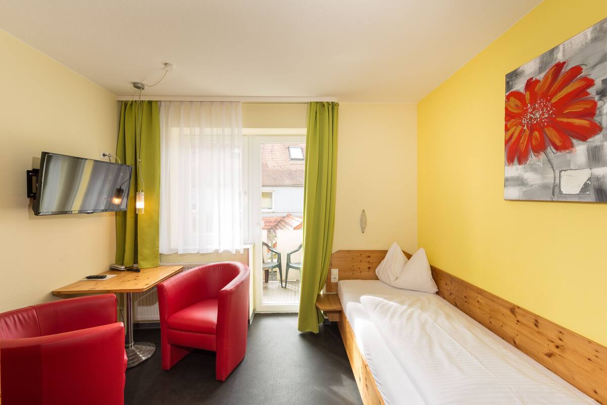 Habitación básica con 1 cama matrimonial o 2 individuales | Caja de seguridad en la habitación, escritorio, cunas y camas extra