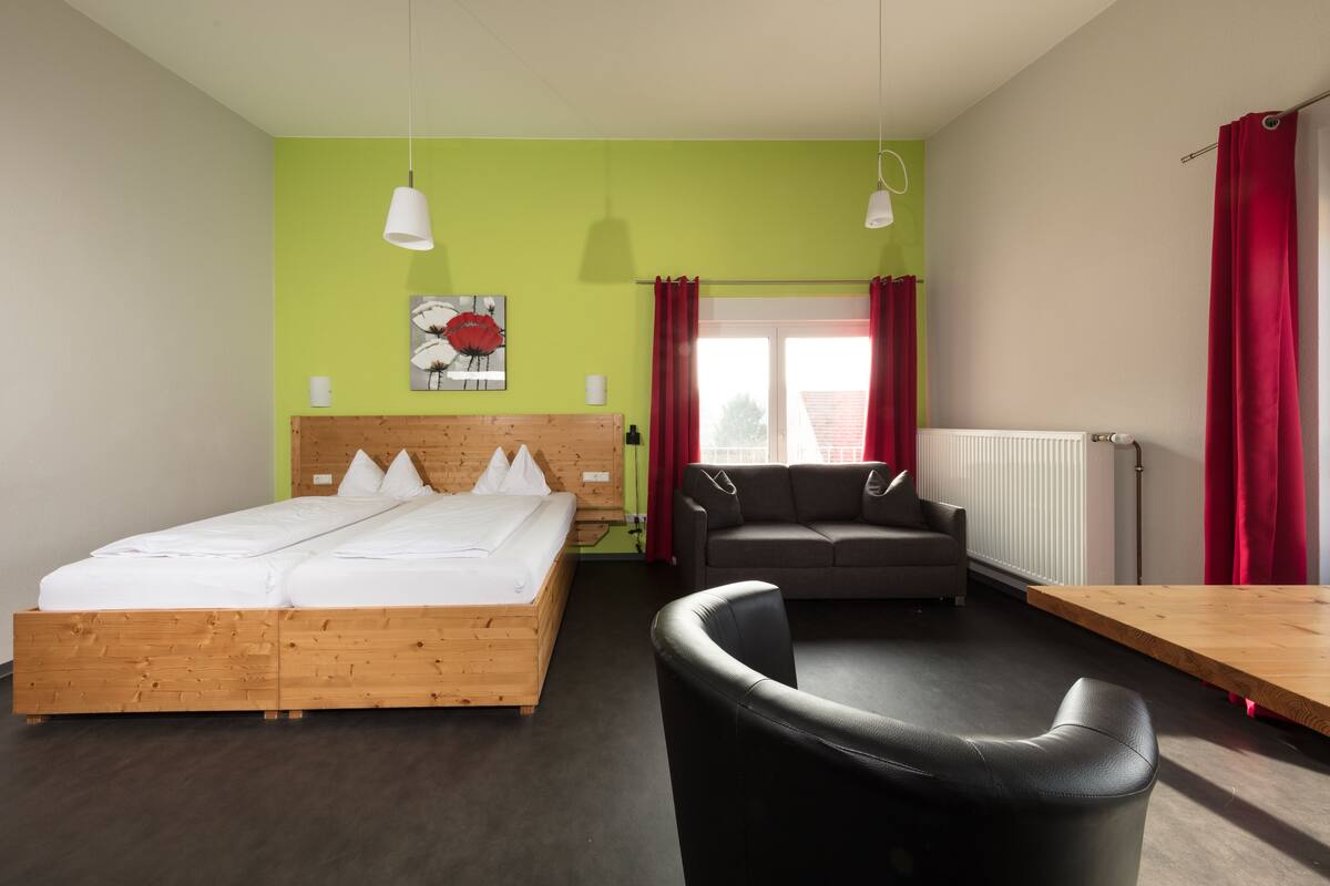 Habitación doble Confort | Caja de seguridad en la habitación, escritorio, cunas y camas extra