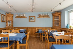 Bữa sáng buffet hàng ngày (6.9 EUR/mỗi người)