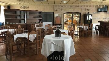 Déjeuner, dîner et souper servis sur place