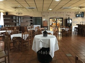 Petit déjeuner, déjeuner et dîner servis sur place