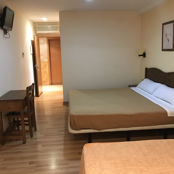 Escritorio, cortinas blackout y sistema de insonorización