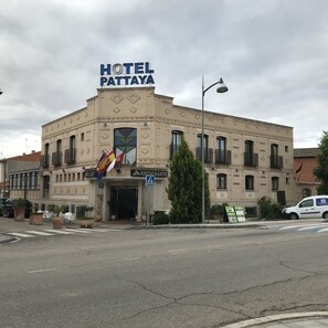 Front of property - Hotel Pattaya (Mocejon)