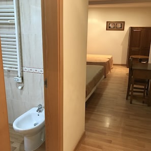 Quarto quádruplo | Escrivaninha, cortinas blackout, quartos à prova de som