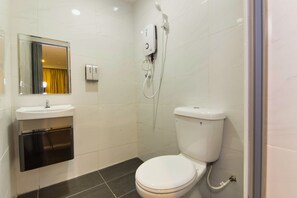 Regadera, amenidades de baño gratuitas, toallas 