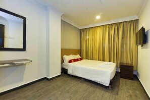 Een bureau, geluiddichte muren, een strijkplank/strijkijzer, gratis wifi