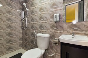 Family Room | Bathroom | Shower, free toiletries, towels - Simms Garden Hotel (Kuala Lumpur)