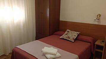 Habitació individual | Escriptori, bressols gratuïts, wifi gratuïta i roba de llit