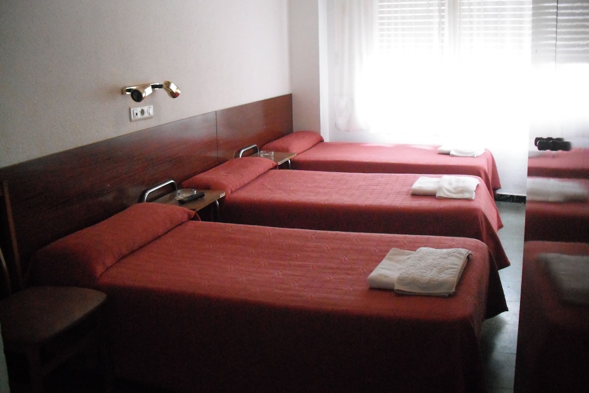 Habitación triple | Escritorio, cunas gratuitas, wifi gratis y ropa de cama
