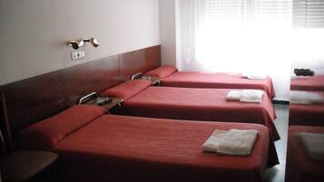 Habitació triple | Escriptori, bressols gratuïts, wifi gratuïta i roba de llit