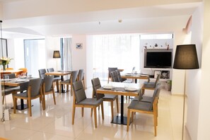 Kontinental frukost varje dag (EUR 15 per person)