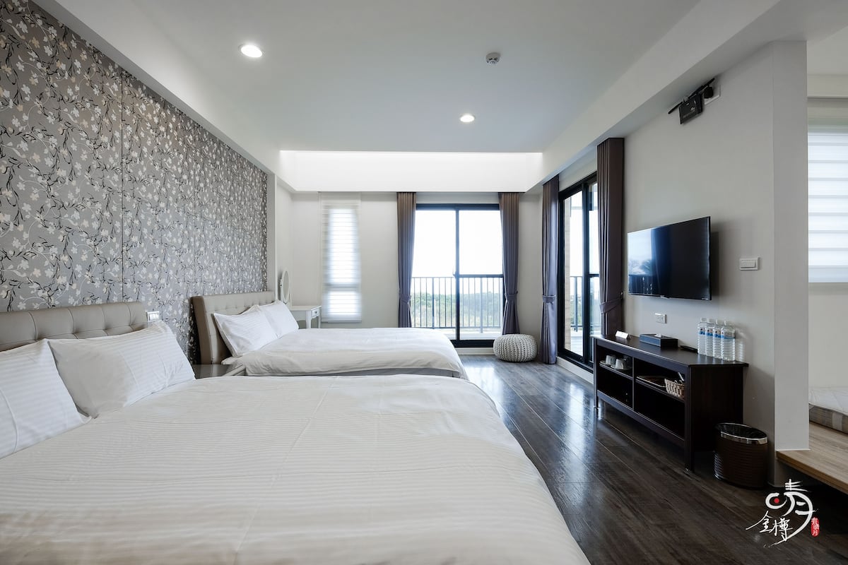 Panorama vierpersoonskamer, Meerdere bedden, balkon, uitzicht op zee | 1 slaapkamer, luxe beddengoed, een minibar, een bureau