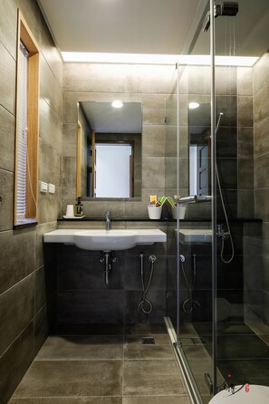 Chambre Double Galerie, 1 très grand lit, balcon, vue mer | Salle de bain | Douche, douche à « effet pluie », articles de toilette gratuits